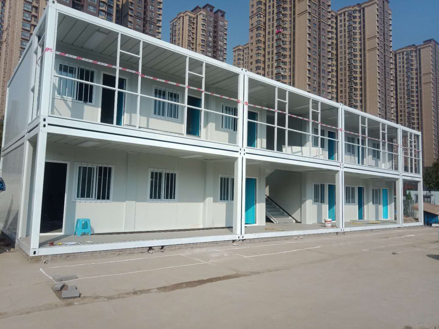带玻璃幕墙的打包箱
